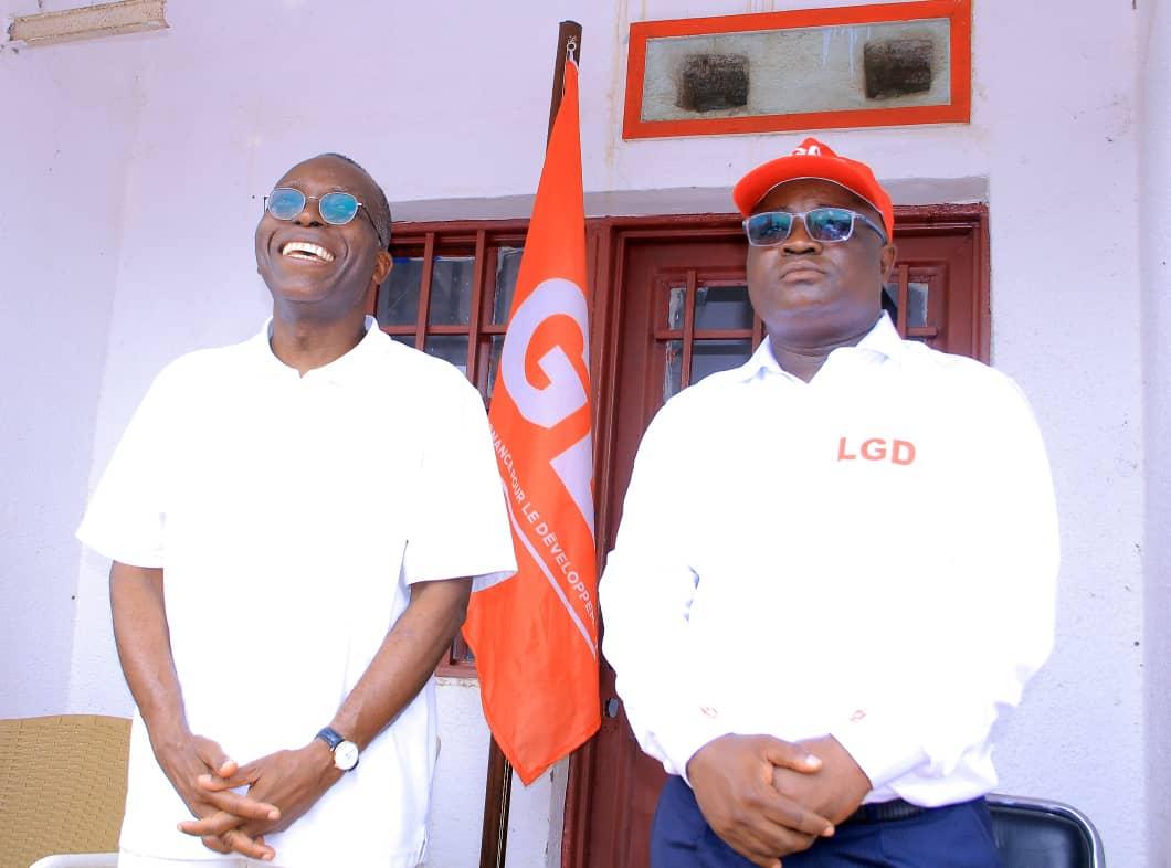 Matata Ponyo à gauche et Me Michel Djamba Uhuka à droite